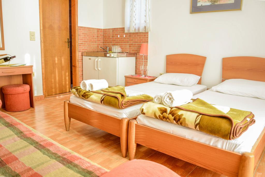 Apartments Drobni Pijesak Petrovac Exterior photo